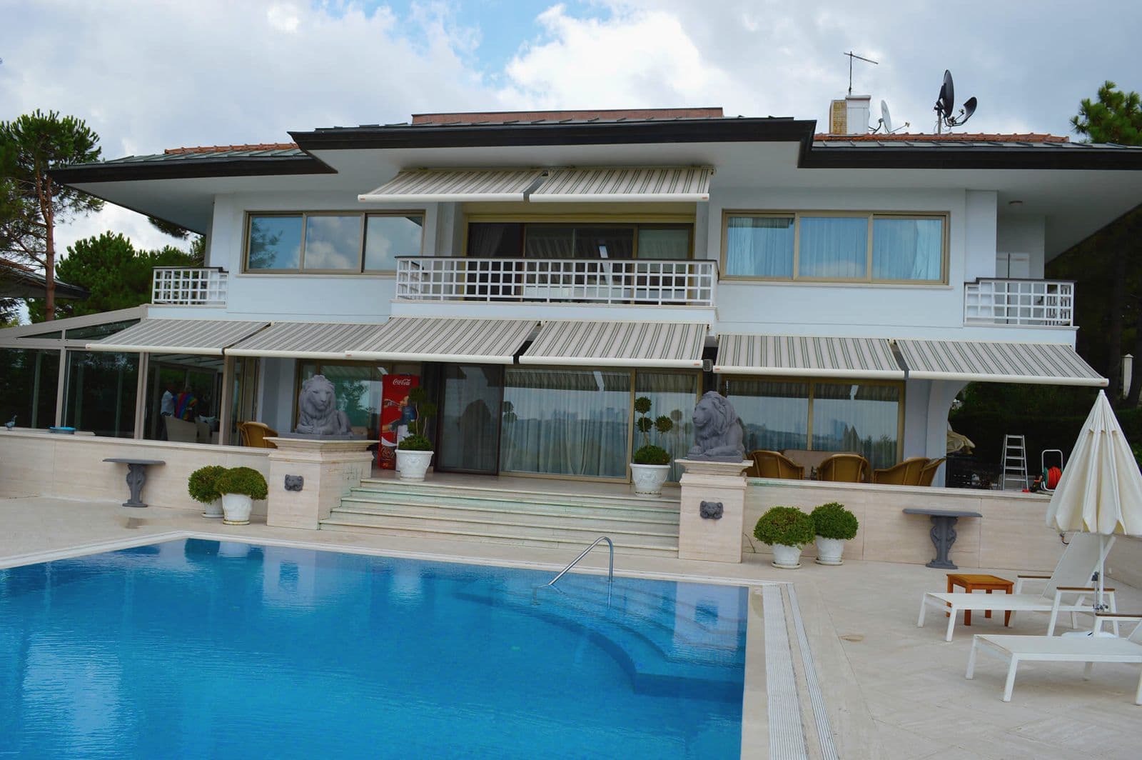 Akyıldız Tente'nin havuzlu villaya uyguladığı kasetli tente