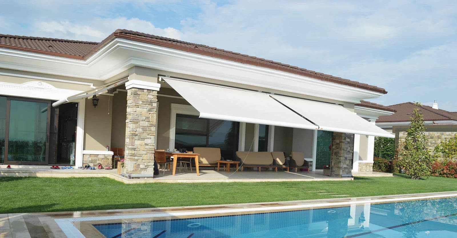 Villa Havuz Terası — Kasetli Tente