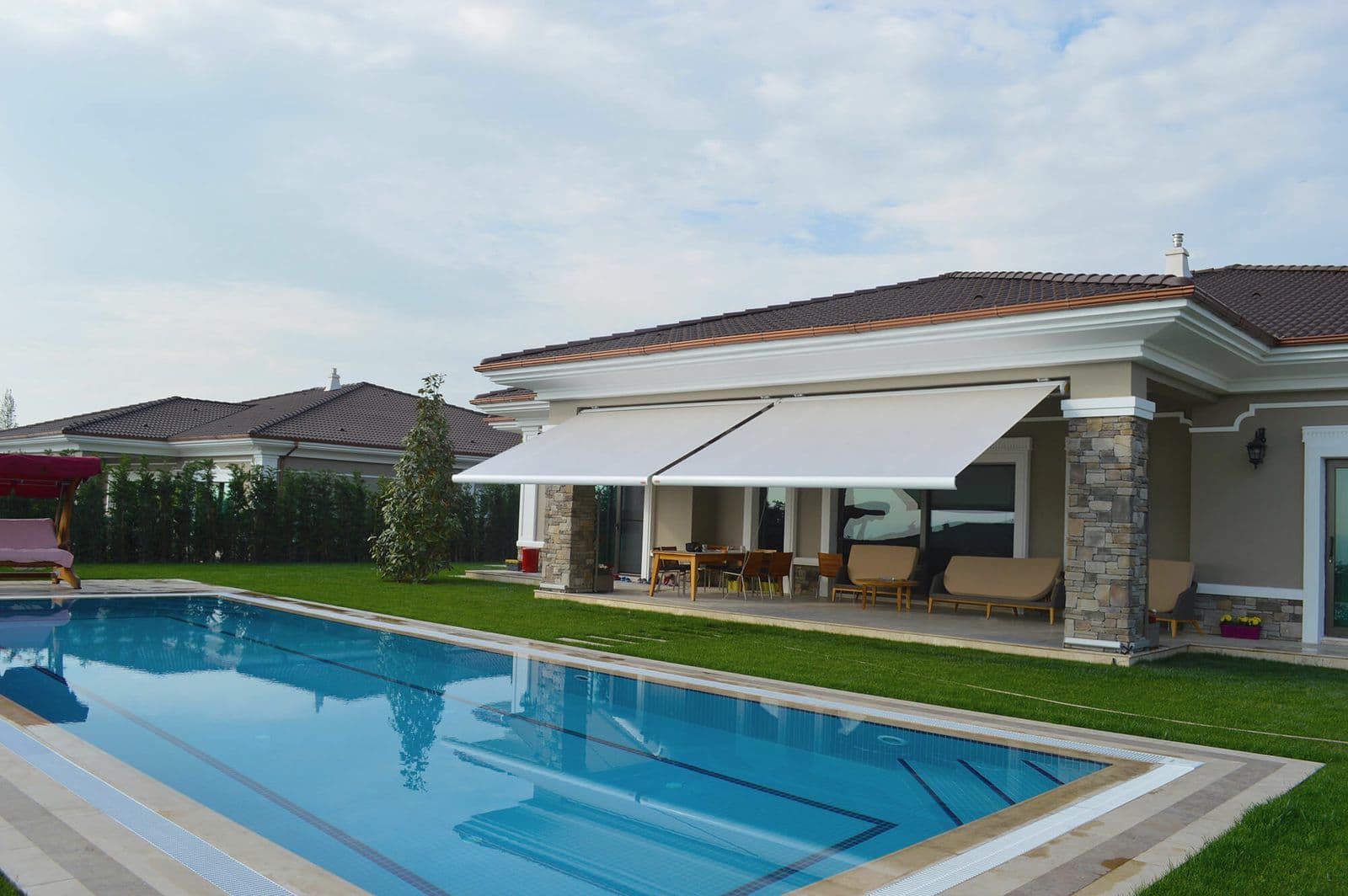 Havuzlu Villa Terası — Kasetli Tente